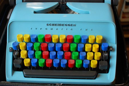 彩色打字机的图片由Ralph Aichinger / via Flickr