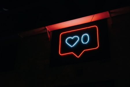 是的,社交媒体可以出售书籍。但是如果出版商坐在手上