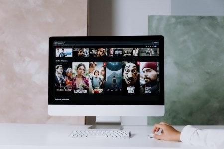图像:iMac计算机屏幕上的Netflix。