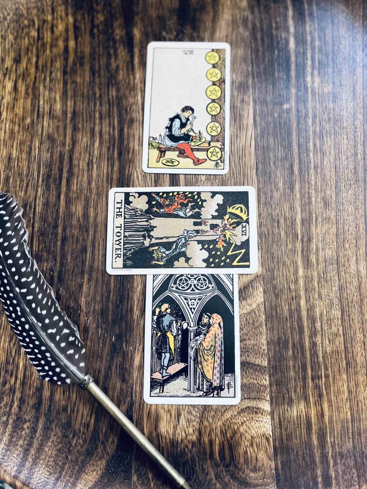 三张塔罗牌:三个五角形,顶部为塔,上面有八个五角形。