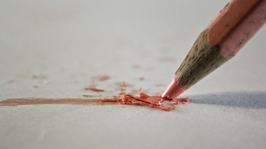 粉红色铅笔有粉红色的铅笔有一个破碎的尖端。通过Flickr的HernánPiñera。
