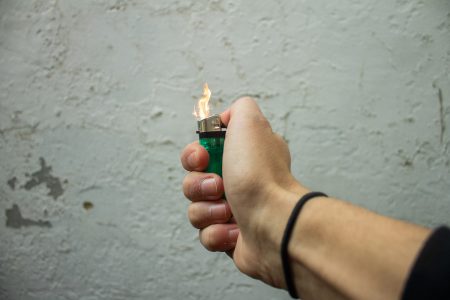 图像：女人的手火花一次一次性打火机