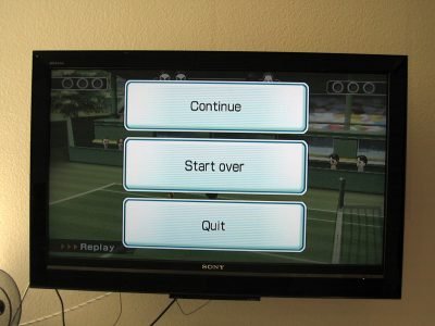 图片：电视显示标有三个按钮的视频游戏菜单，继续，重新开始和退出