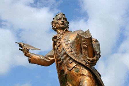图片：托马斯·潘恩（Thomas Paine）雕像持有书和羽毛笔
