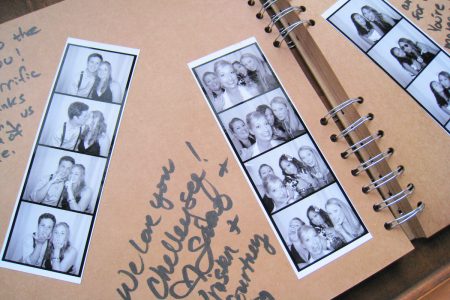 图片：婚礼上的剪贴簿页面，带有照相亭的快照和客人的手写消息