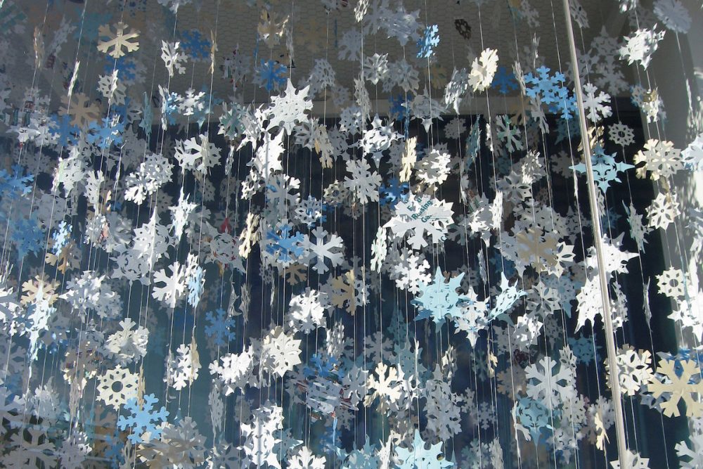 图片:天花板上丝线悬挂着数百个纸雪花