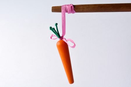 图片：木棍，带有尖端的胡萝卜。