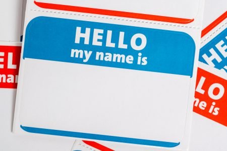 图像：标有“你好我的名字”的空名称标签。