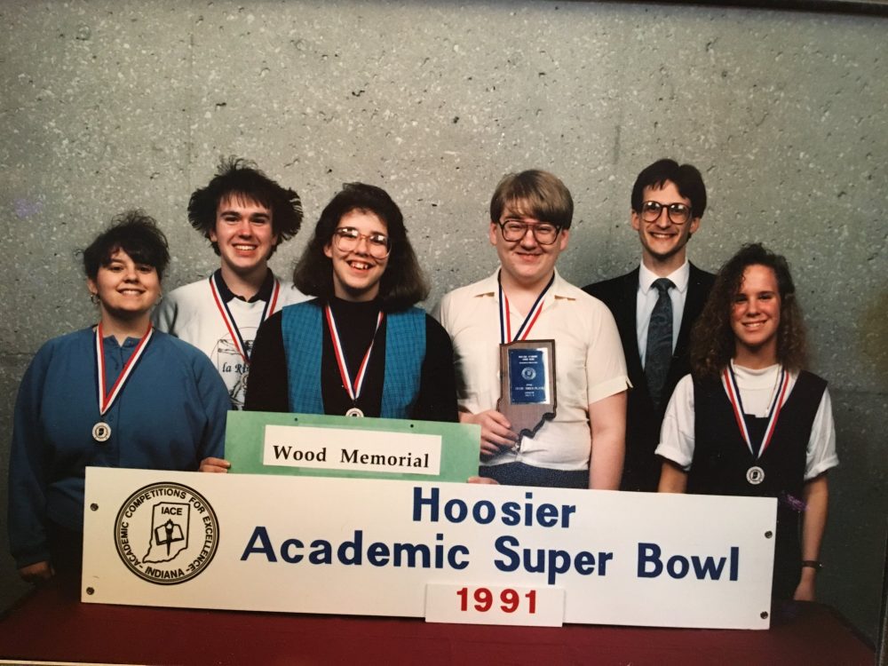 beplay体育sports1991年，简·弗里德曼（Jane Friedman）和代表伍德纪念高中（Wood Memorial High School）的团队参加了胡塞尔学术超级碗（Hoosier Academic Super Bowl）。