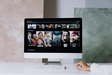 图像：iMac计算机屏幕上的Netflix。