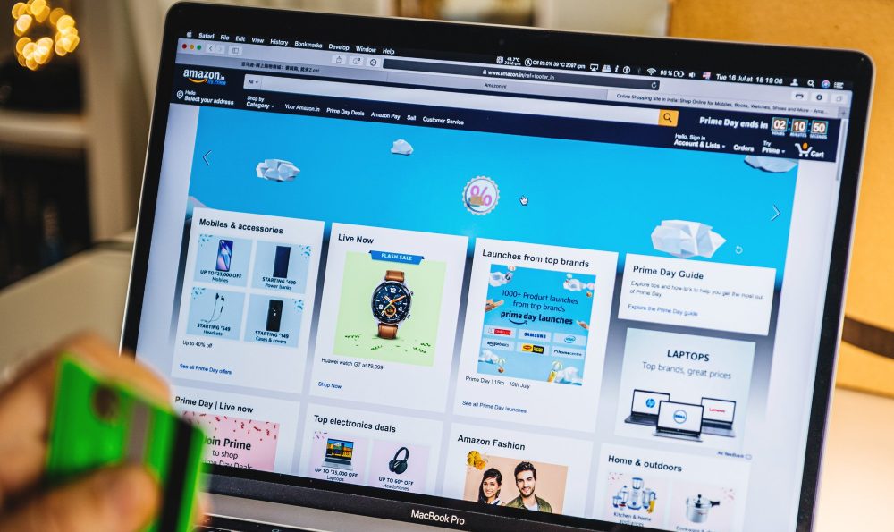 MAN POV在Apple Macbook Pro笔记本电脑上使用Safari Internet浏览器打开特殊折扣和在线消费主义购物