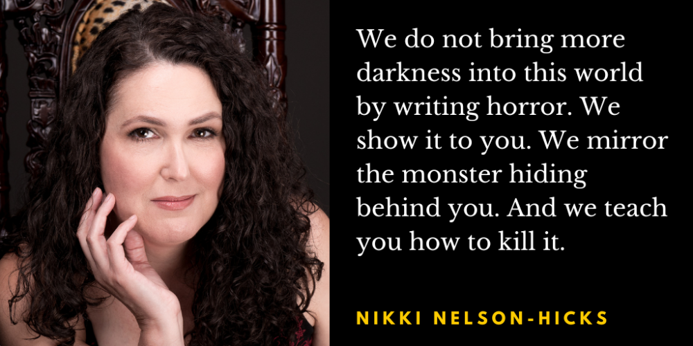 Nikki Nelson-Hicks作者照片和引语:我们不会通过写恐怖小说给这个世界带来更多的黑暗。我们把它展示给你。我们镜像了躲在你身后的怪物。我们教你如何杀死它。