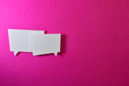 图片:两个重叠的一种文字气球由削减白皮书坐上一个粉红色背景