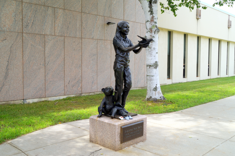 形象:雕塑的萨曼莎·史密斯与和平的鸽子,坐落在州议会大厦的地面上,奥古斯塔,缅因州。