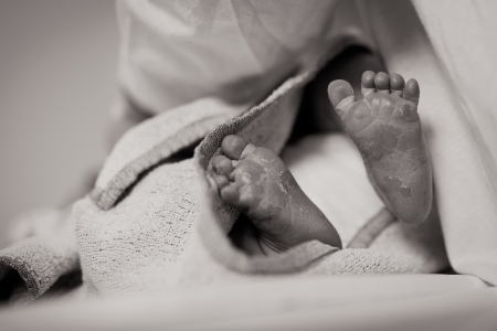 形象:黑白照片的新生婴儿的脚被襁褓包围。
